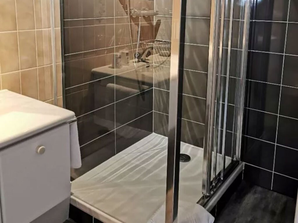 chambre-hote-granitiere-douche-st-vaast-la-hougue-cotentin